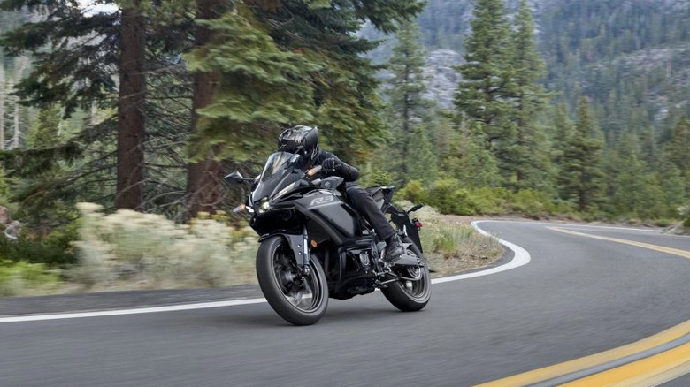 Yamaha R3 being ridden in the mountains
