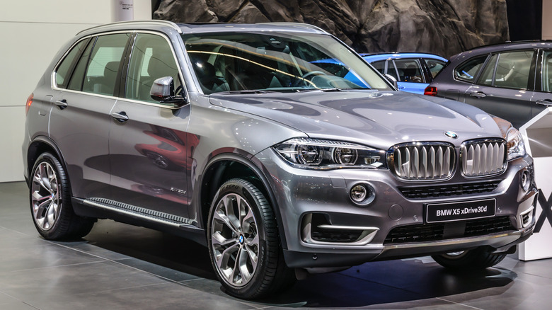 A 2015 F15 chassis BMW X5 on display indoors at a motor show