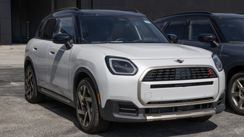 MINI Cooper S Countryman in white