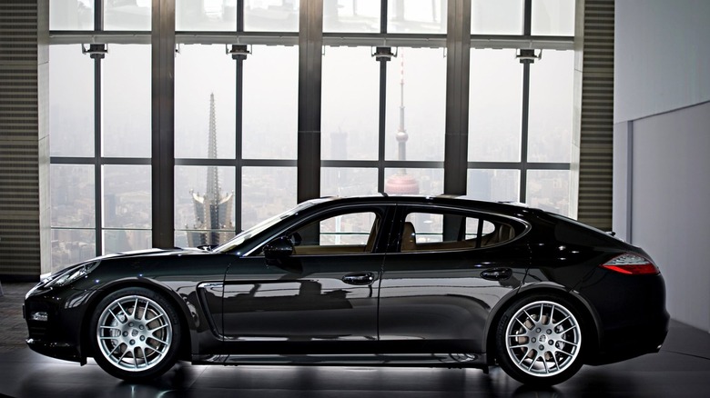 A side shot of a black Porsche Panamera.