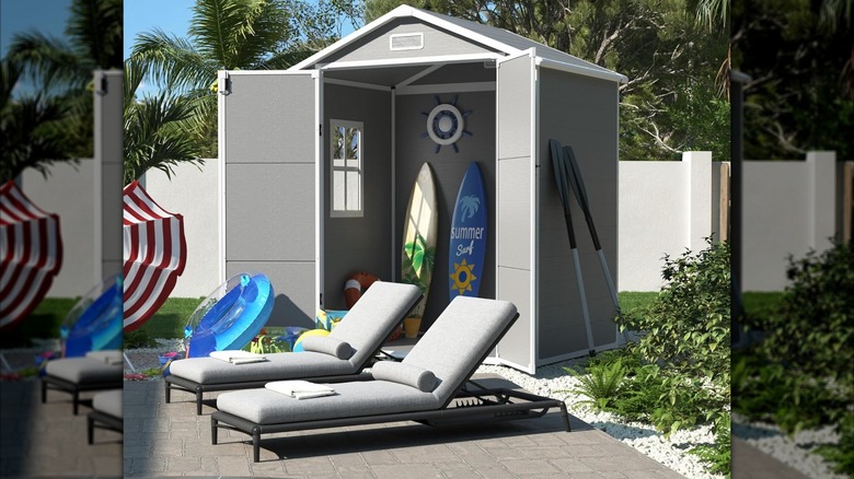 Udpatio shed with deck chairs