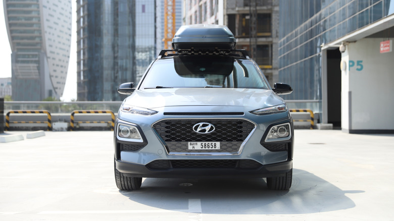 A sleek 2020 Hyundai Kona parked against an urban backdrop
