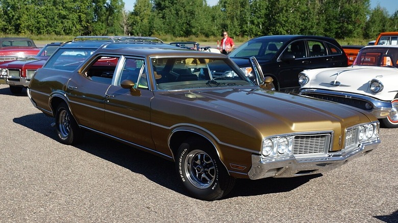 Oldsmobile Vista Cruiser front 3/4