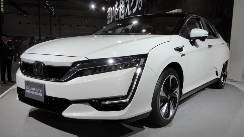 Honda Clarity (Fuel Cell Version) at Osaka Motor Show in 2015