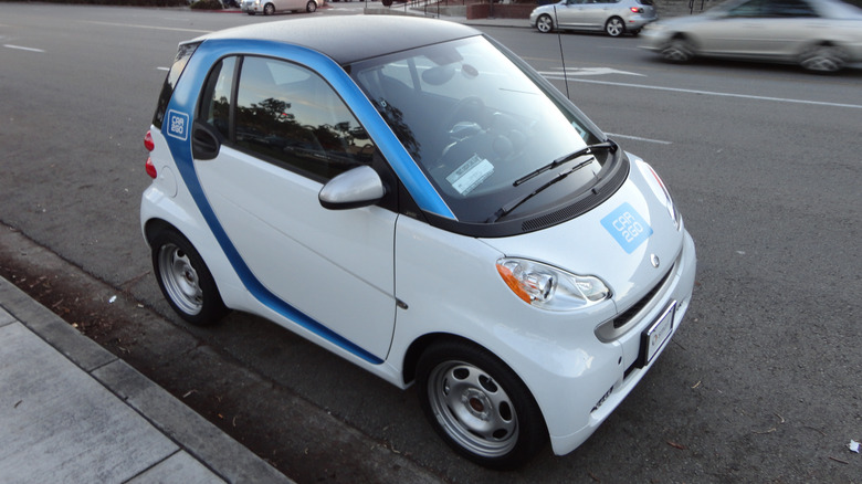 Smart Fortwo ED on the side of the road
