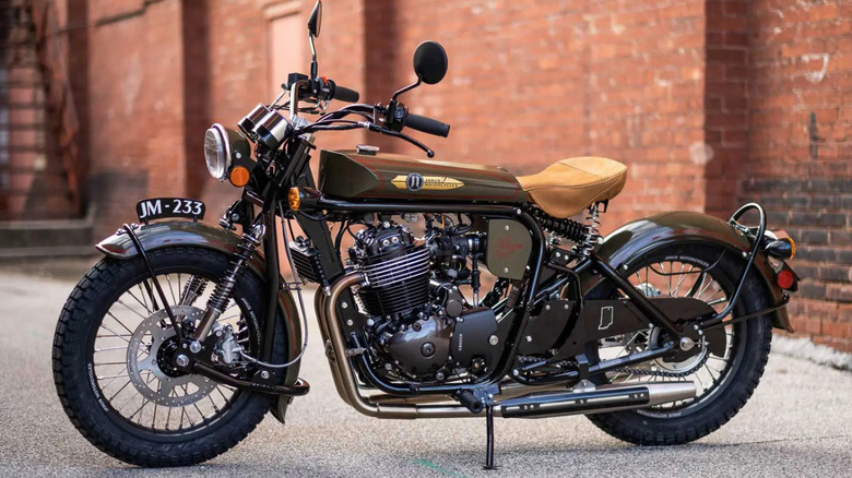 Janus Halcyon 450 on display in brown