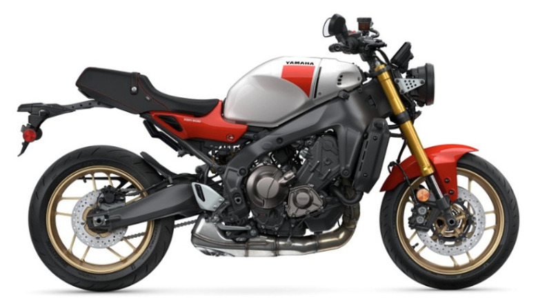 Yamaha XSR900 on display in white and red