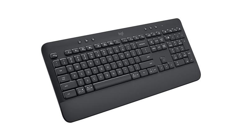 A close up of the Logitech Signature K650