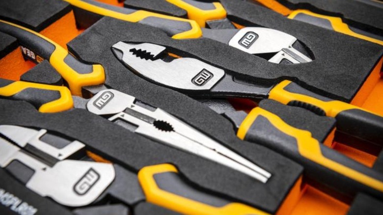 Pliers in foam tray, included in MEGAMOD194 set