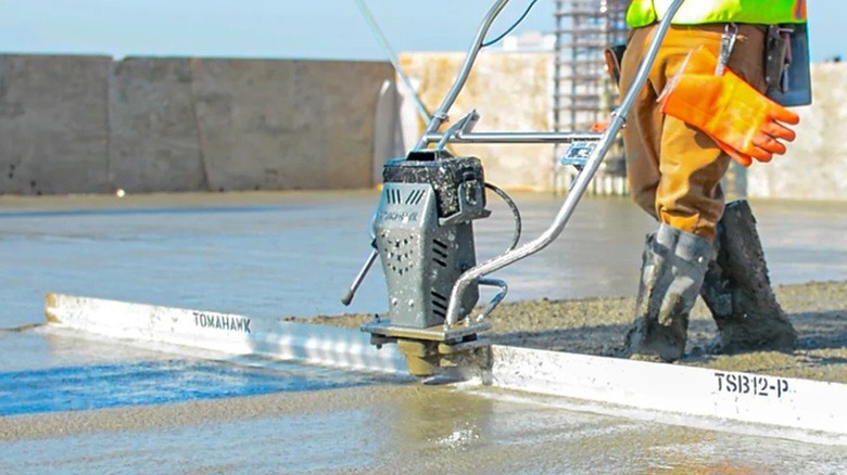Close up of vibrating power screed