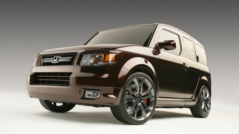 2007 Honda Element on display