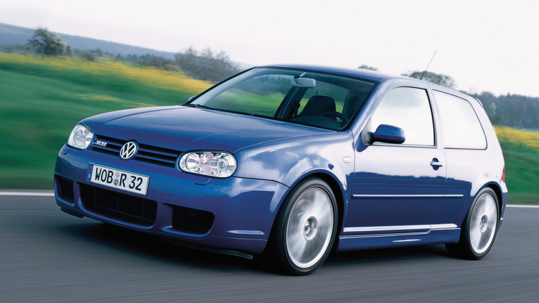 Volkswagen Golf R32 Mk IV front 3/4 view dynamic image
