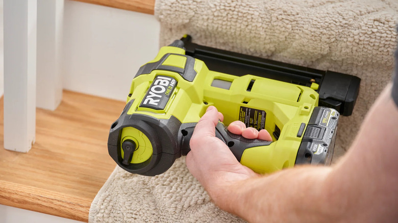 Ryobi 18V One+ Stapler in action