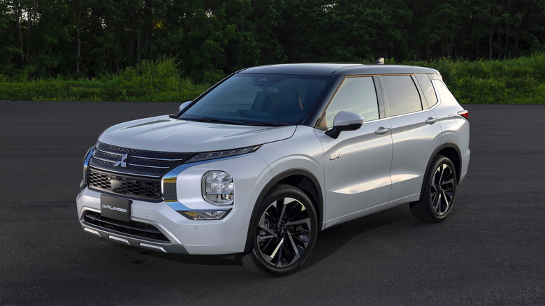2025 Mitsubishi Outlander PHEV front 3/4 view