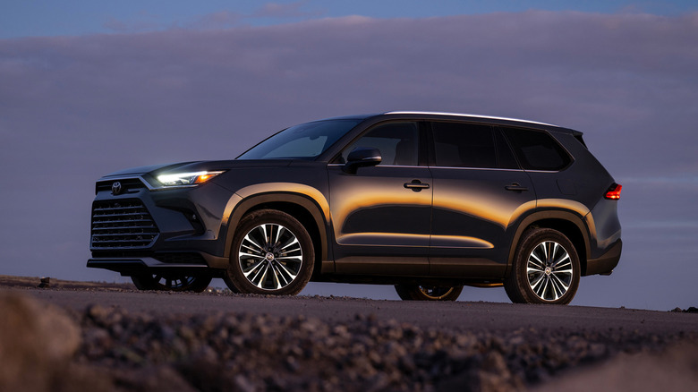 2025 Toyota Grand Highlander Hybrid Platinum front-to-side 3/4 view