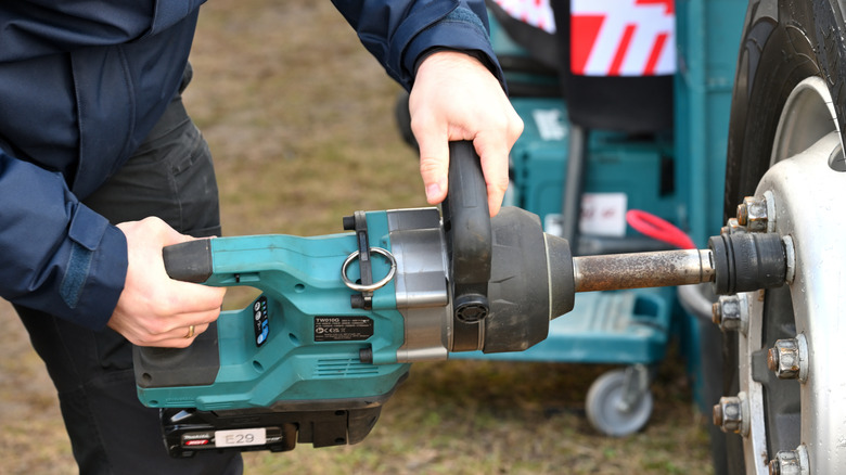 Using a heavy duty impact wrench from Makita