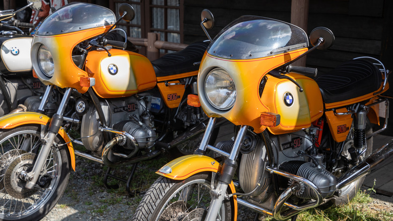 Yellow BMW R90s units standing next to each other and a yellow sign in France