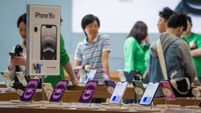 Multiple iPhone 16e models being displayed to people