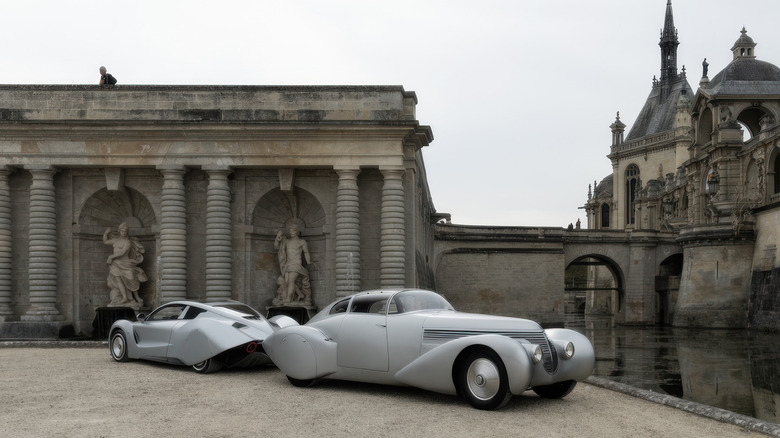 The Hispano-Suiza H6C Dubonnet Xenia viewed from the side, next to the Carmen Boulogne