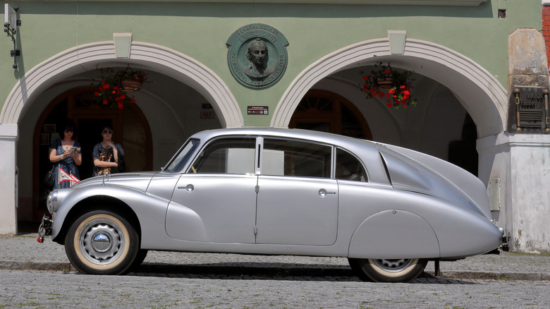 The Tatra T77 viewed from the side