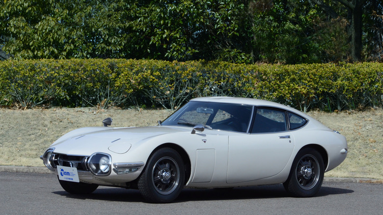 Toyota 2000GT front 3/4 view