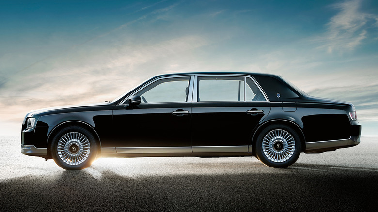 Side profile of the third generation Toyota Century