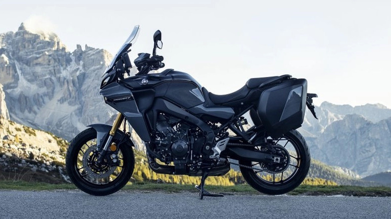 A black Yamaha Trcer9 GT+ with mountain background