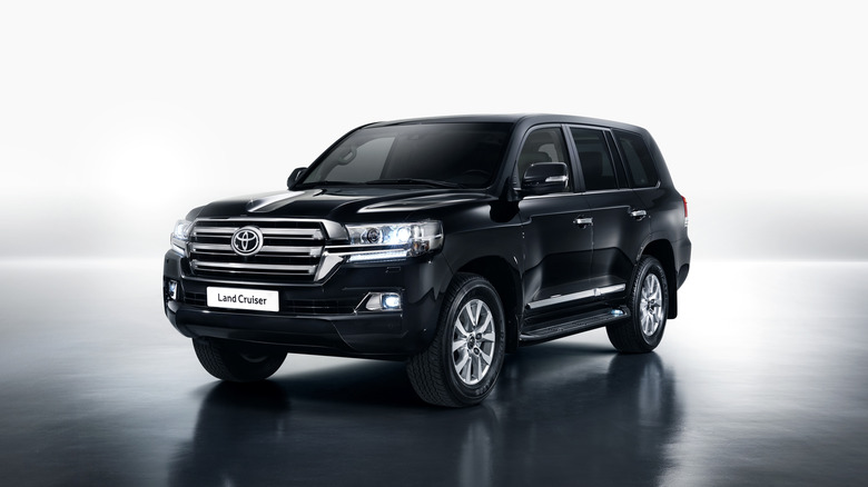 Toyota Land Cruiser V8 200 Series front 3/4 view
