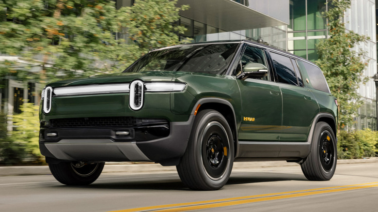 Rivian R1S front-end close up