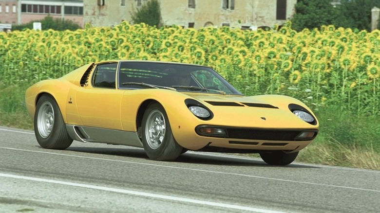 Lamborghini Miura P400 SV '71 near flower field