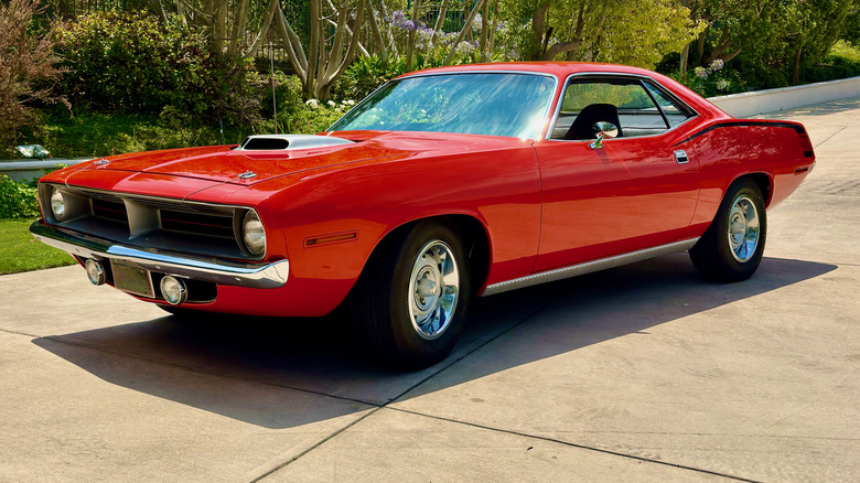 Plymouth HEMI 'Cuda '70 on a driveway