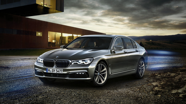 2015-2021 BMW 750d xDrive front 3/4 view