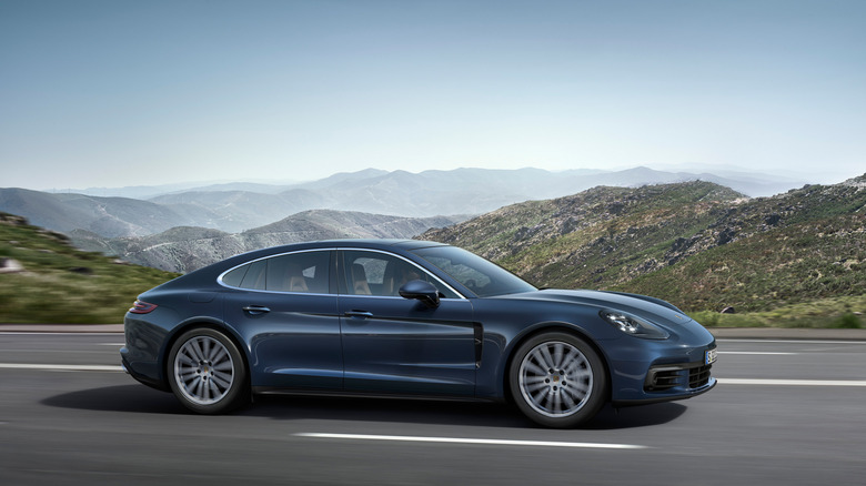 2018 Porsche Panamera 4S Diesel side view dynamic