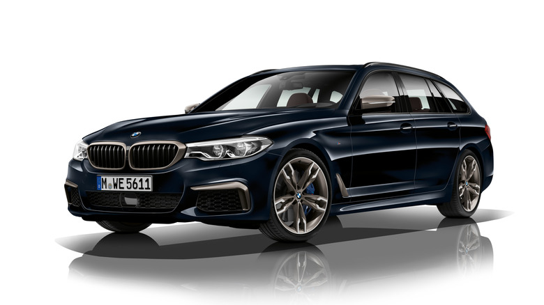 2018-2020 BMW M550d xDrive Touring front 3/4 view