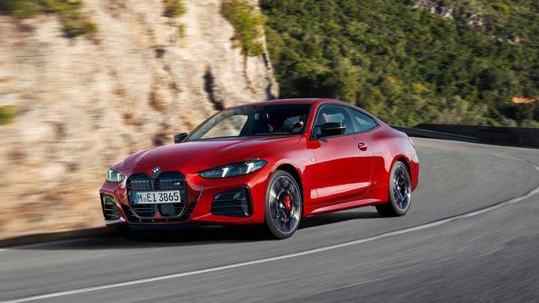 2020-Present BMW M440d xDrive front 3/4 view dynamic
