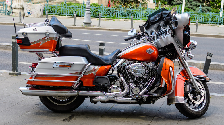 A beautoful orange and white two tone Harley street Glide two seater bike