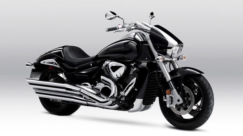 A 2025 Suzuki Boulevard M109R in Glass Sparkle Black color