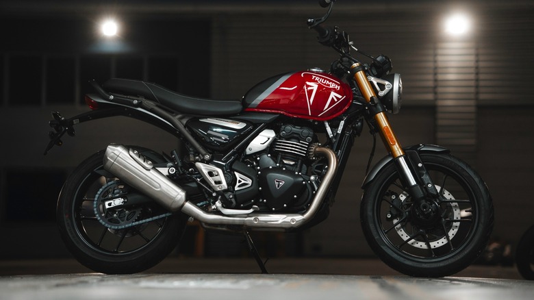 Triumph Speed 400 studio photo