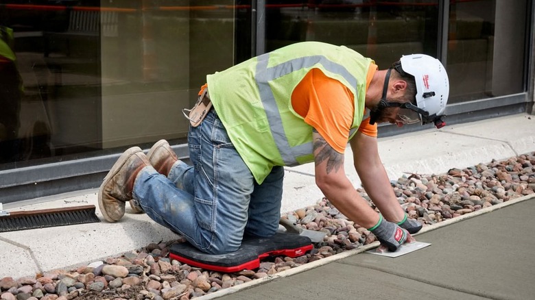 edging concrete installation while using kneeling pad