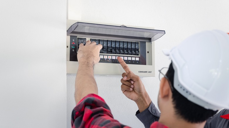 turning off power at the fusebox