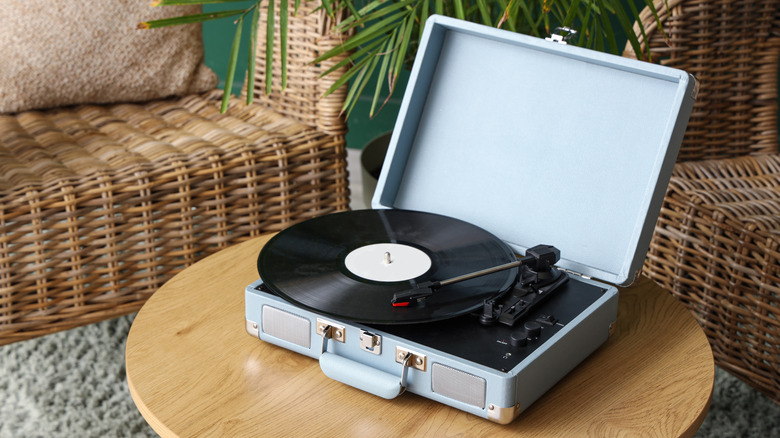 Vinyl turntable with vinyl record