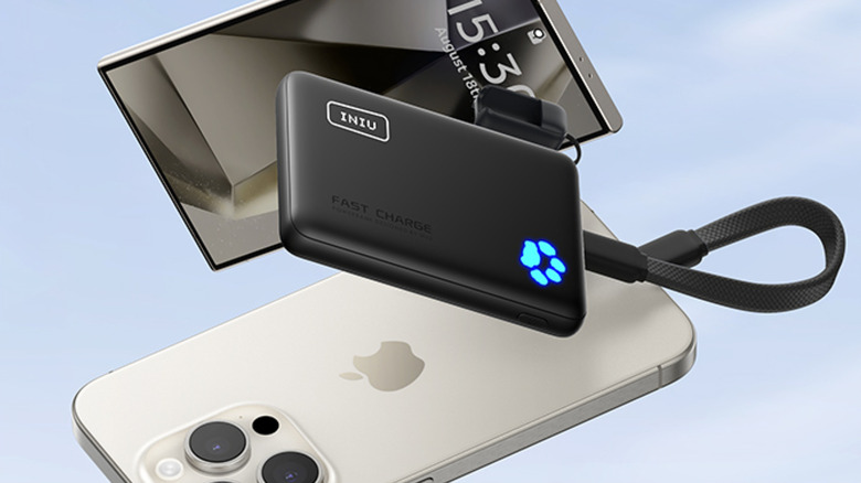 Iniu power bank connected to two smartphones.