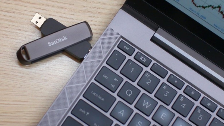 Sandisk Extreme Pro flash drive connected to a laptop