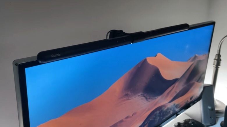 Quintis monitor light bar attached to a monitor