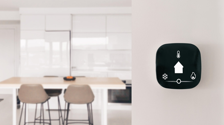 Automatic thermostat adjusting temperature