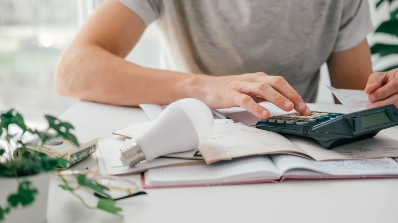 Man calculates energy bill