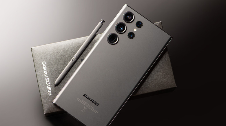 The Samsung Galaxy S23 Ultra on its box with stylux