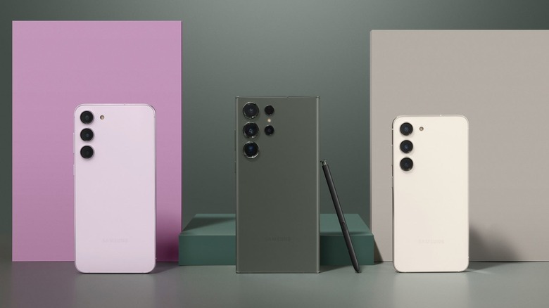 The Samsung S23 family in front of its boxes