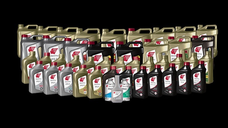A variety of Idemitsu engine oil and transmission fluid bottles lined up together.