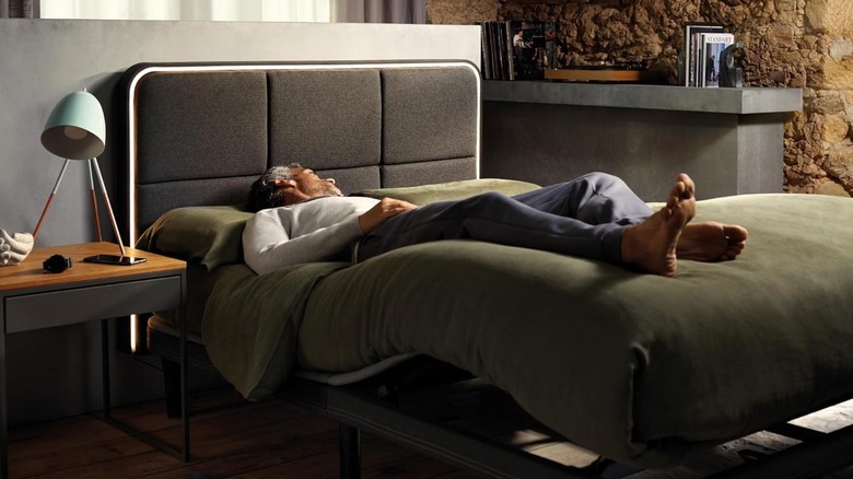Person lying down on an ErgoSportive bed